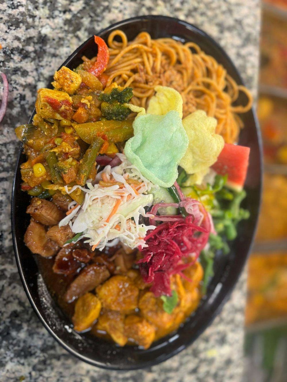 Bami met kerrie kip, zuur en kroepoek