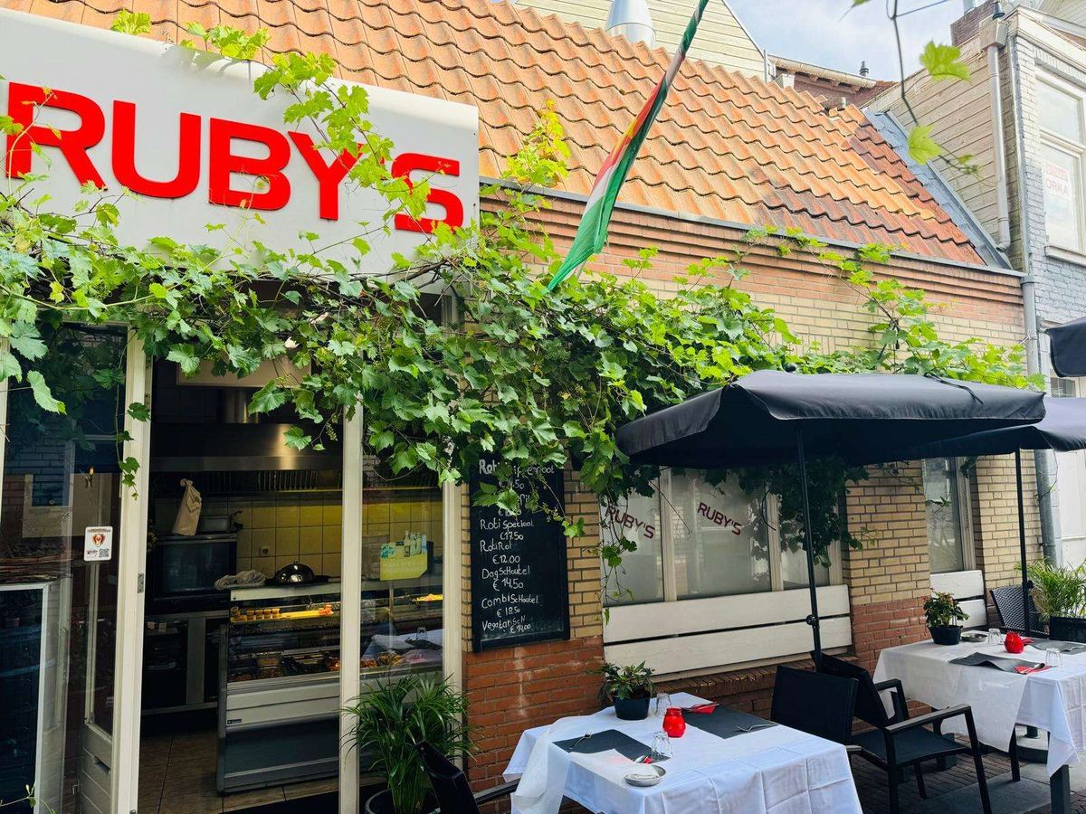 De gevel van RUBY'S met het rode logo en de wijnranken
