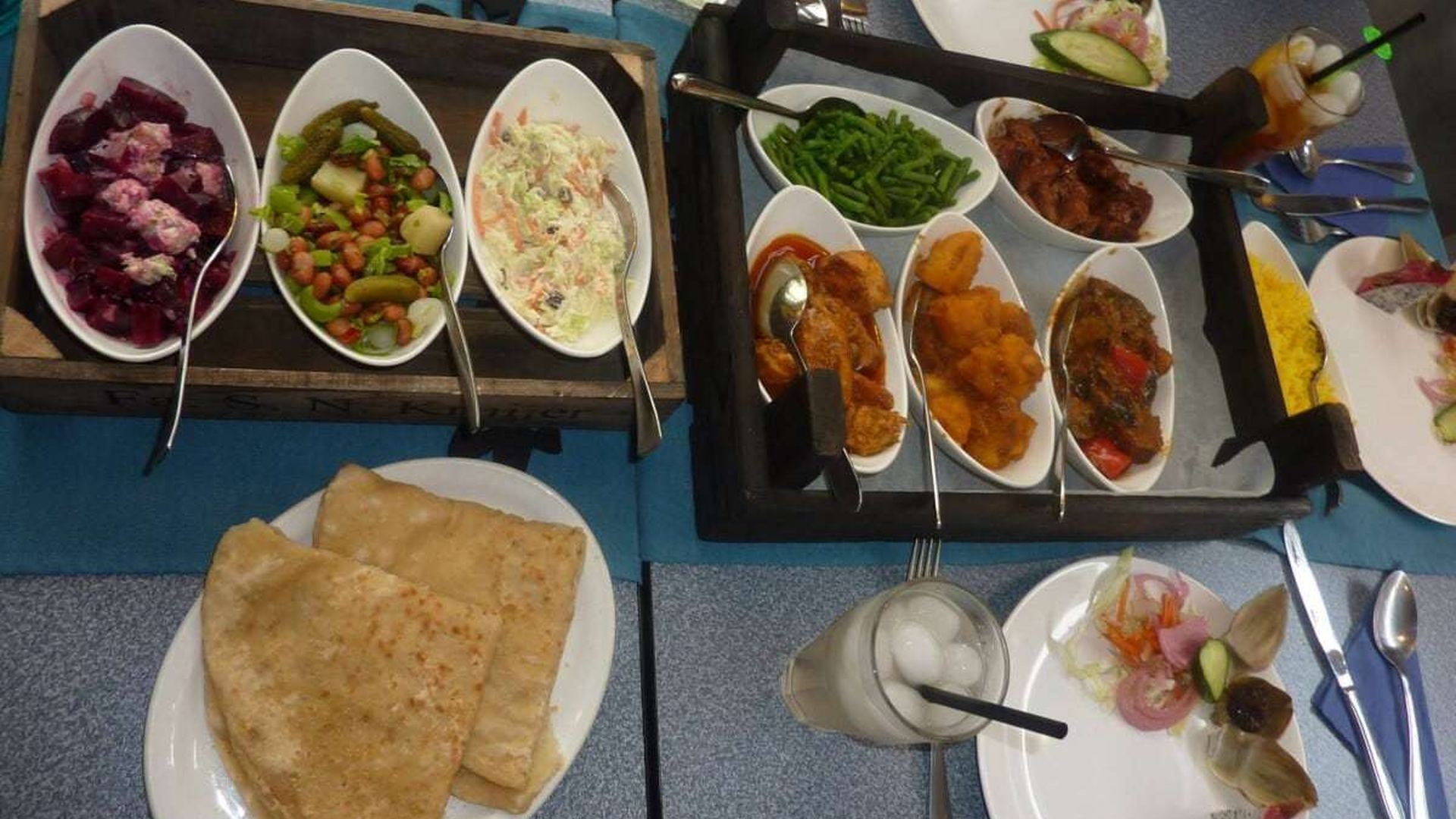 Roti met bijgerechten op tafel