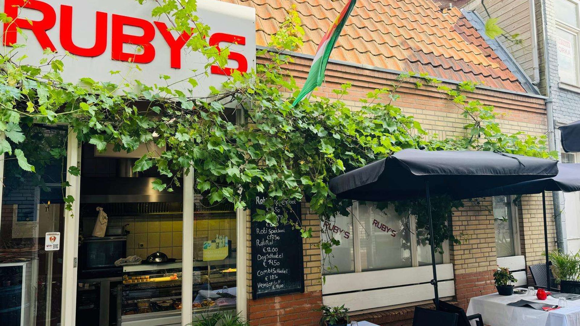Het terras van RUBY'S onder de wijnranken in de Lindenstraat